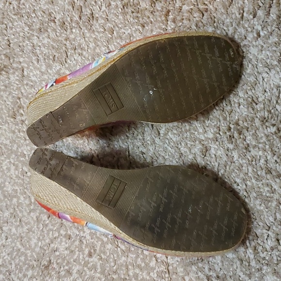 TOMS Floral Wedge Shoe Women's 6 - Picture 8 of 8